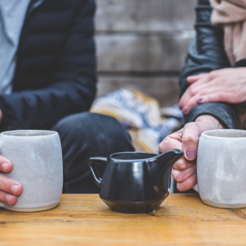 男性と女性がコーヒーを飲んでいる写真