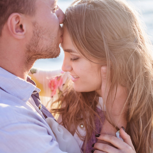 年上男性が恋人にキスをしている写真