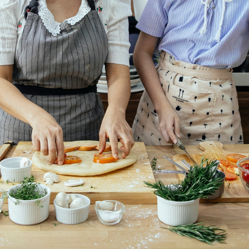 友達と一緒に料理を作っている写真