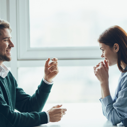 初デートで会話している男女の写真