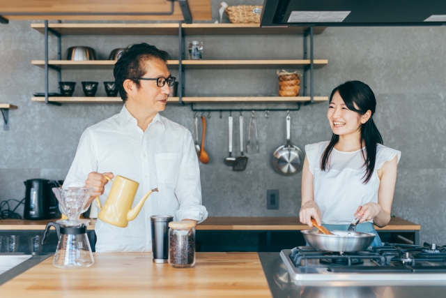 男女が料理をしている写真