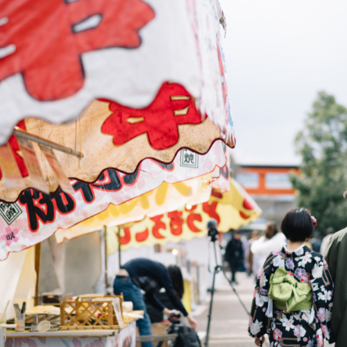 お祭りデートをしている写真