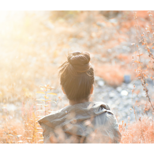 未来について前向きに考えている女性の写真