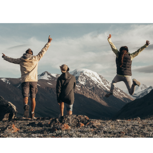 友人3人で登山している写真