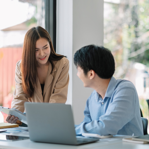 男女が会社で会話している画像